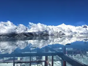 德欽崗堅酒店